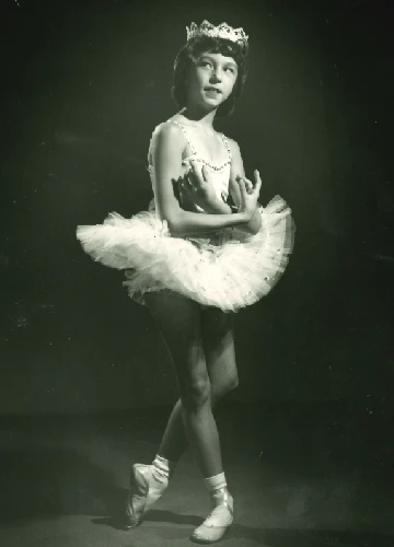 Anita Young in RAD Grade 5 (1960). Photo by Joan Francis